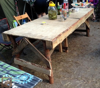 2014 07 20 20.09.34 400x353 Biwakowy stół z palet, stempli i desek oflisowych
