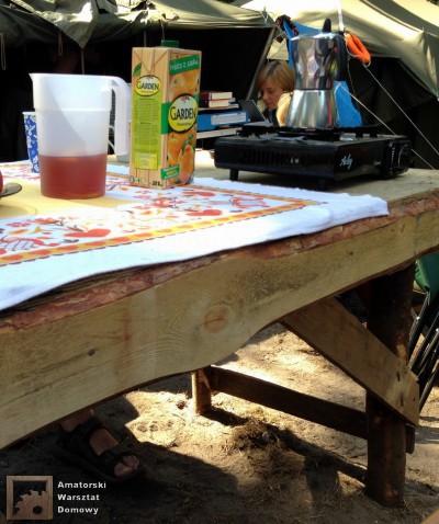 2014 07 23 10.00.22 400x478 Biwakowy stół z palet, stempli i desek oflisowych